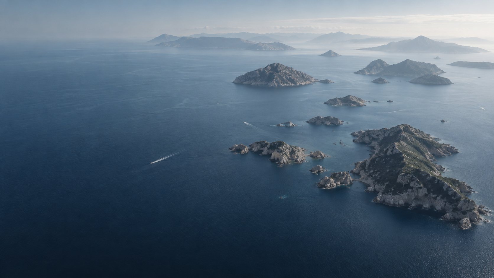 Archipel vu du ciel au petit matin, mer calme, îles rocheuses dans la brume